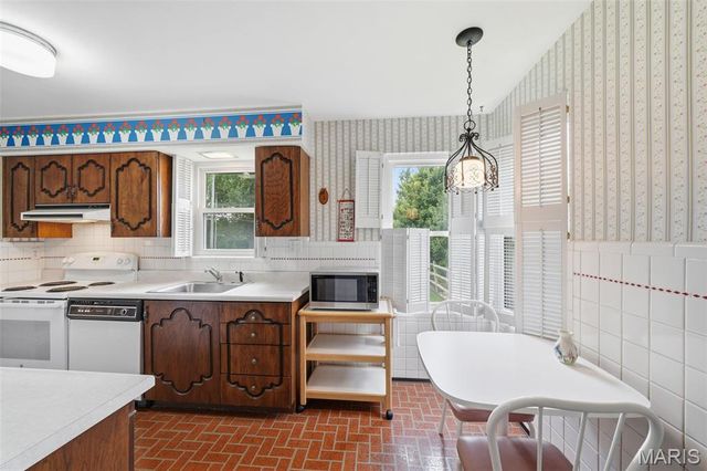 9368 Parkside Drive, St Louis, MO 63144