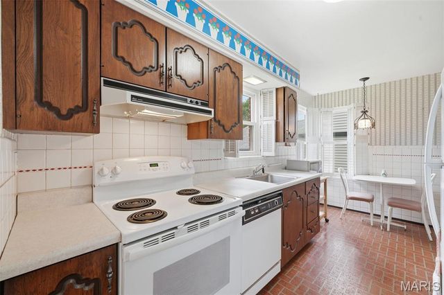 9368 Parkside Drive, St Louis, MO 63144