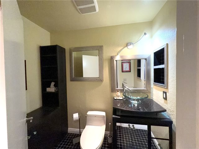 21081 White Horse Ln, Huntington Beach, CA 92646