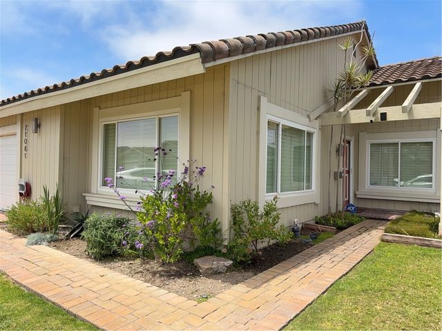 21081 White Horse Ln, Huntington Beach, CA 92646