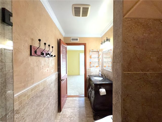 21081 White Horse Ln, Huntington Beach, CA 92646