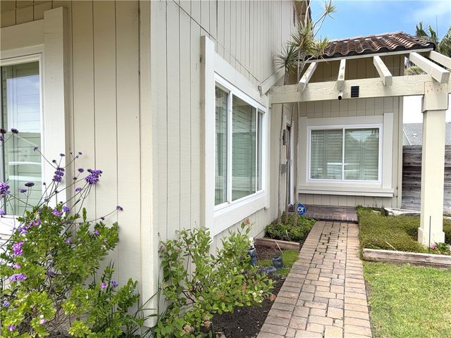 21081 White Horse Ln, Huntington Beach, CA 92646