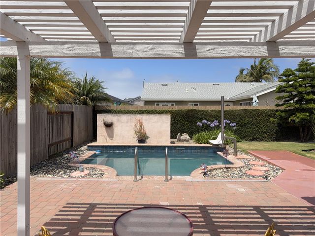 21081 White Horse Ln, Huntington Beach, CA 92646