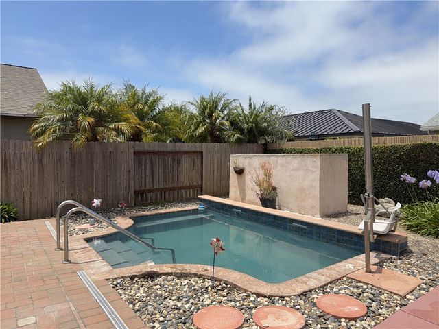 21081 White Horse Ln, Huntington Beach, CA 92646