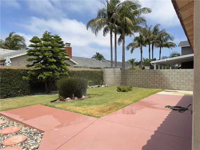 21081 White Horse Ln, Huntington Beach, CA 92646