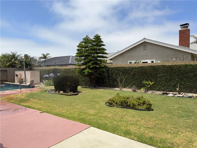 21081 White Horse Ln, Huntington Beach, CA 92646