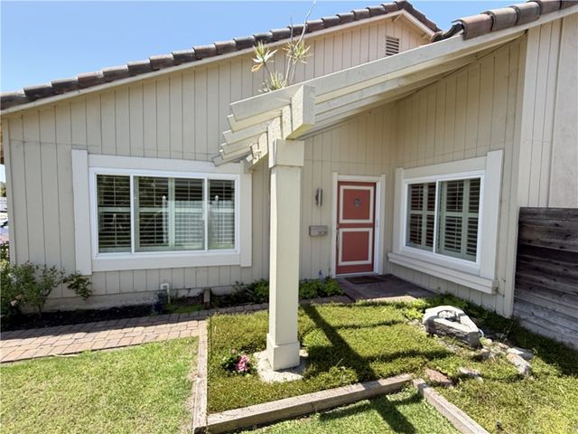 21081 White Horse Ln, Huntington Beach, CA 92646