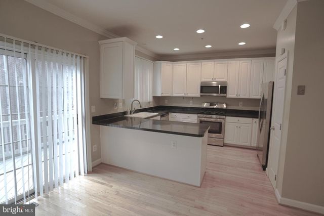 1609 LEEDS CASTLE DR, Vienna, VA 22182