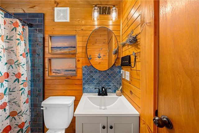 201 Lake Grove Lane, Townville, SC 29689