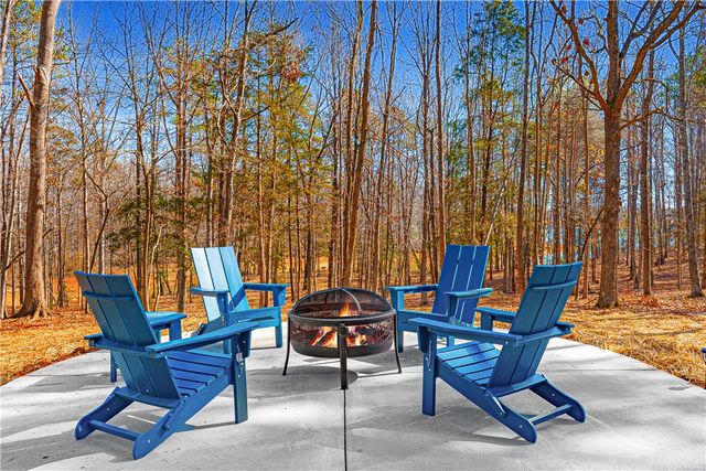 201 Lake Grove Lane, Townville, SC 29689