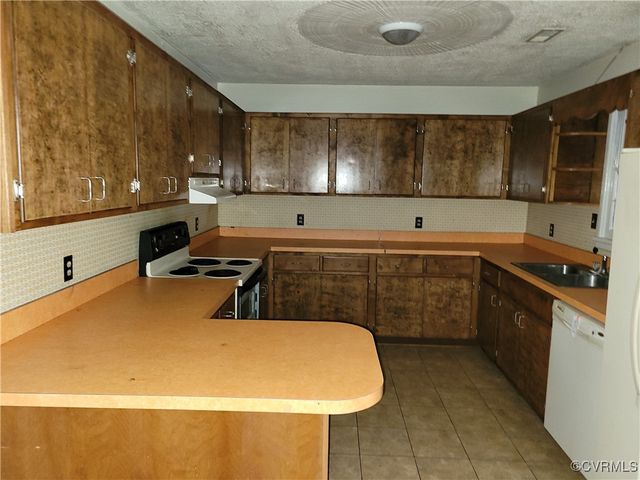 683 Oakes Landing Rd, Saluda, VA 23149