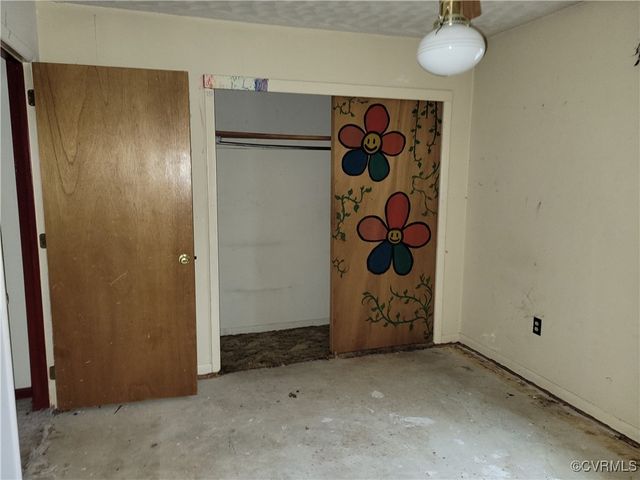 683 Oakes Landing Rd, Saluda, VA 23149