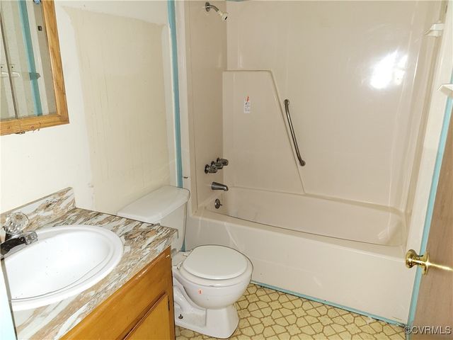 683 Oakes Landing Rd, Saluda, VA 23149