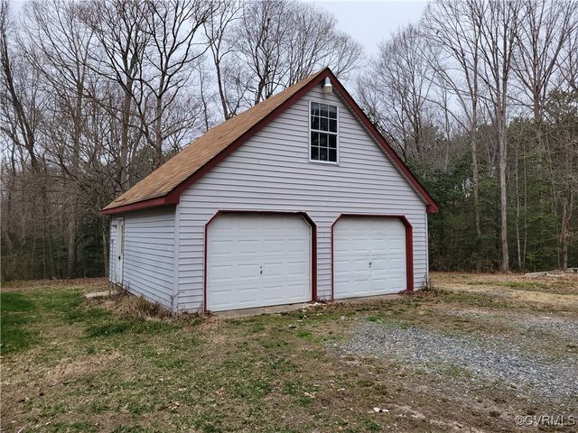 683 Oakes Landing Rd, Saluda, VA 23149