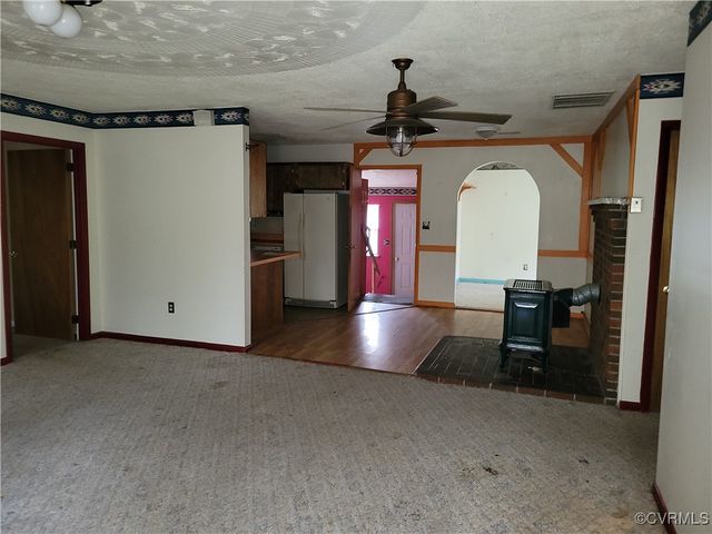 683 Oakes Landing Rd, Saluda, VA 23149