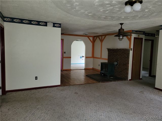 683 Oakes Landing Rd, Saluda, VA 23149