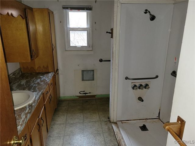 683 Oakes Landing Rd, Saluda, VA 23149