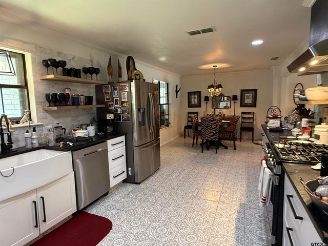 608 Pine Street, Henderson, TX 75654