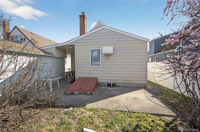 37 Manhattan Avenue, Westbury, NY 11590