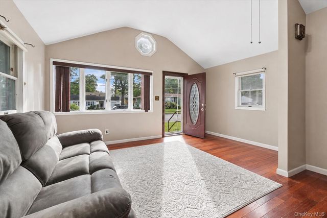 350 S Greene Avenue, Lindenhurst, NY 11757