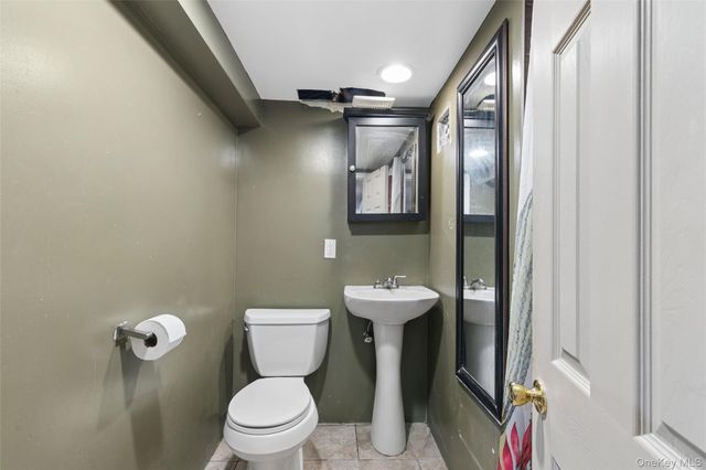 350 S Greene Avenue, Lindenhurst, NY 11757