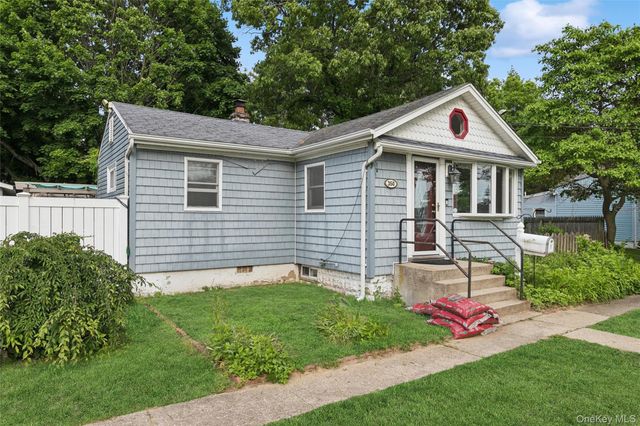 350 S Greene Avenue, Lindenhurst, NY 11757