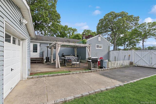 350 S Greene Avenue, Lindenhurst, NY 11757