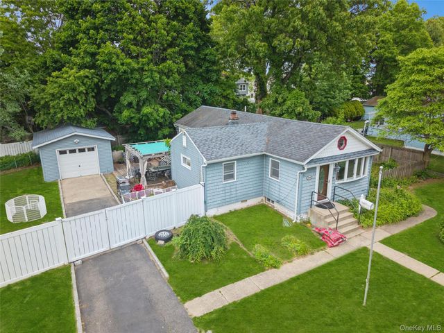 350 S Greene Avenue, Lindenhurst, NY 11757
