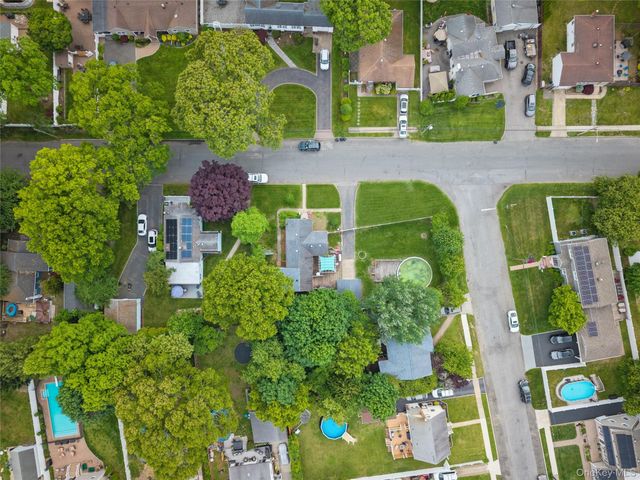 350 S Greene Avenue, Lindenhurst, NY 11757