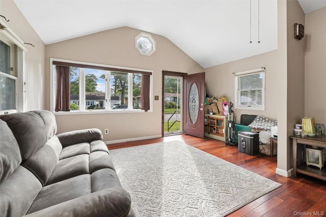 350 S Greene Avenue, Lindenhurst, NY 11757