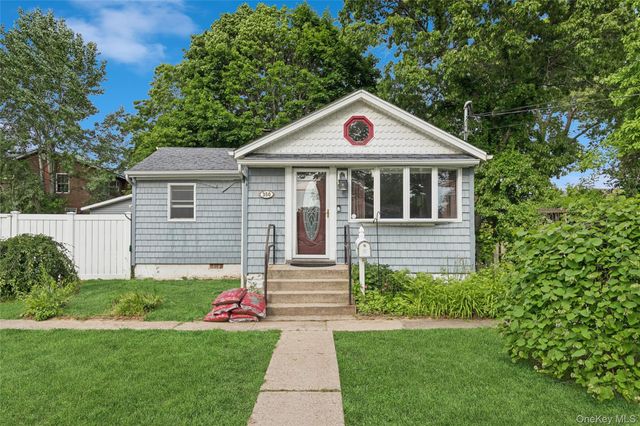 350 S Greene Avenue, Lindenhurst, NY 11757