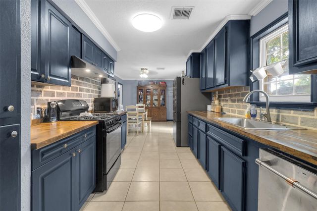 617 Catalpa Street, Angleton, TX 77515
