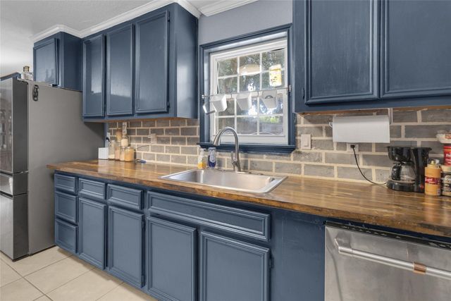 617 Catalpa Street, Angleton, TX 77515