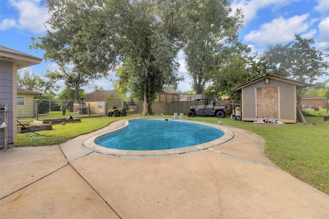 617 Catalpa Street, Angleton, TX 77515