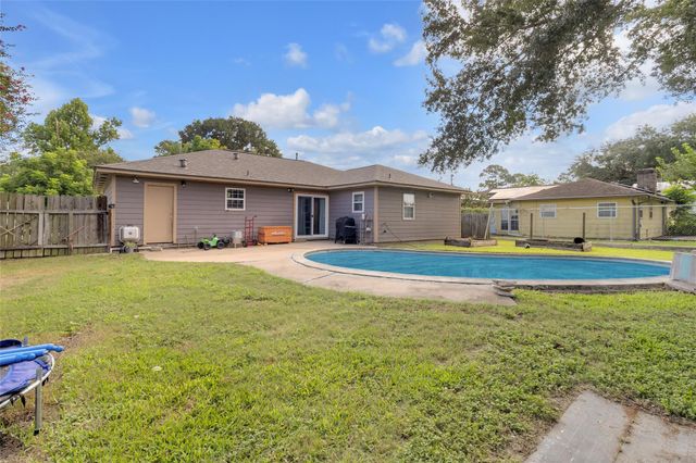 617 Catalpa Street, Angleton, TX 77515