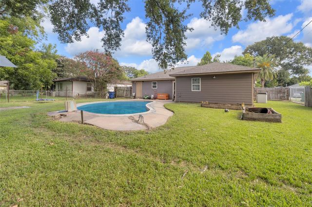 617 Catalpa Street, Angleton, TX 77515