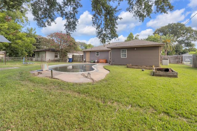 617 Catalpa Street, Angleton, TX 77515
