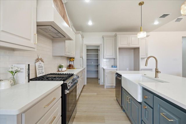 1115 N 6th Street, Wolfforth, TX 79382