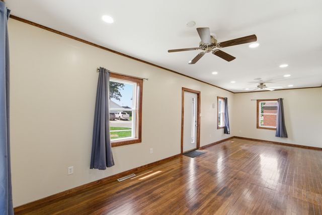306 S 14th Avenue, Marshalltown, IA 50158