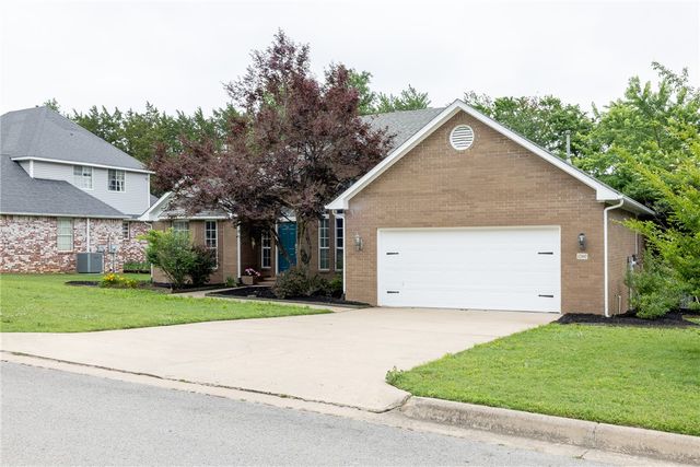 1760 N Glenbrook Place, Fayetteville, AR 72701