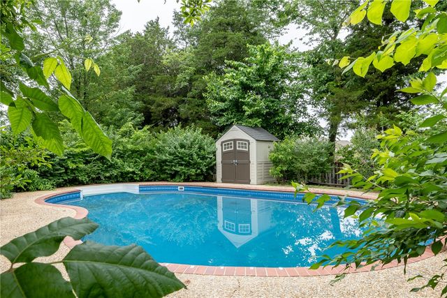 1760 N Glenbrook Place, Fayetteville, AR 72701