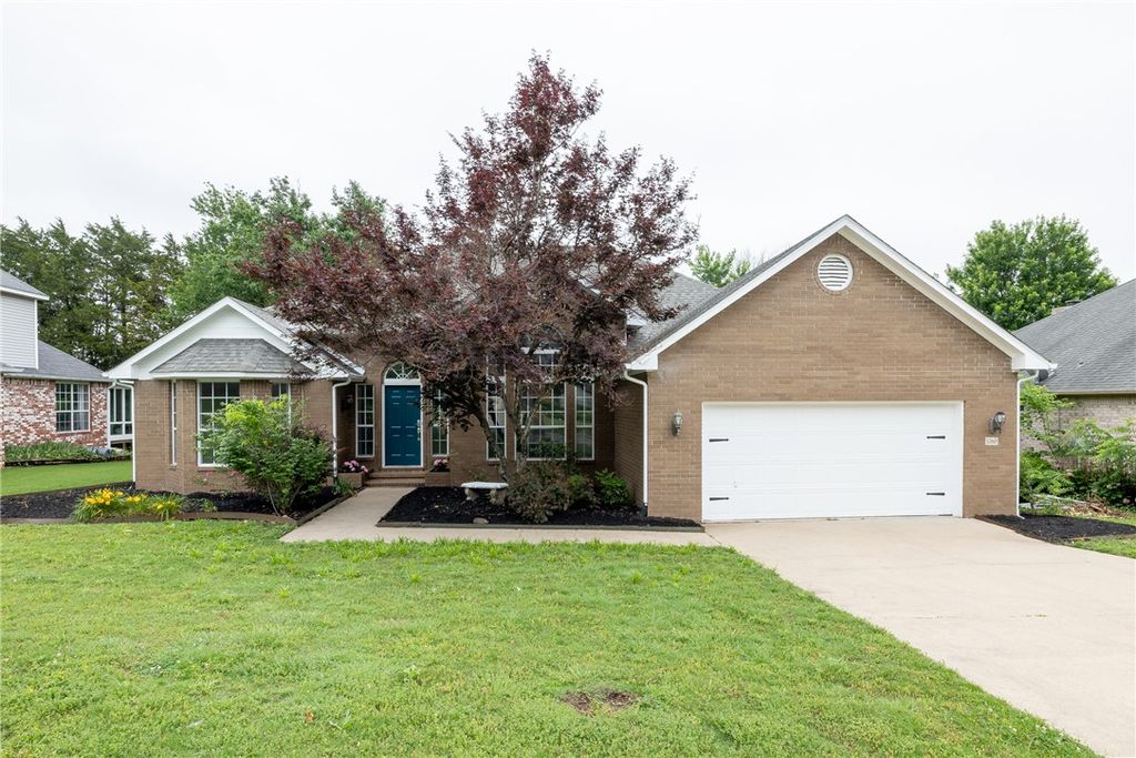 1760 N Glenbrook Place, Fayetteville, AR 72701