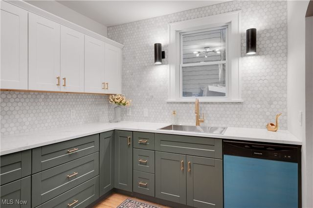 2016 Rossmoor Road, Cleveland Heights, OH 44118