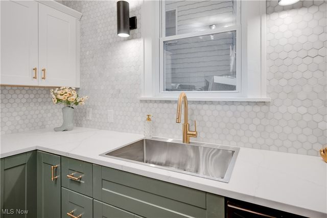 2016 Rossmoor Road, Cleveland Heights, OH 44118