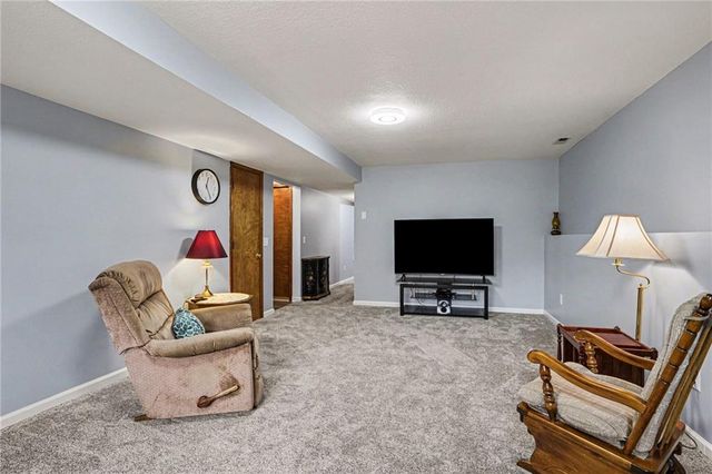 705 Benjamin Avenue, Gower, MO 64454
