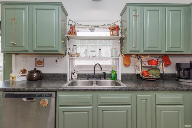 212 N Bittersweet Lane, Muncie, IN 47304