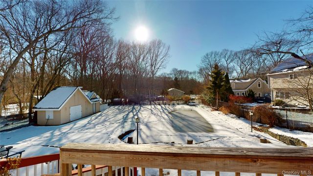 16 Wildwood Lane, Smithtown, NY 11787