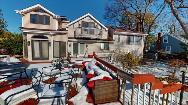 16 Wildwood Lane, Smithtown, NY 11787