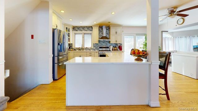 16 Wildwood Lane, Smithtown, NY 11787