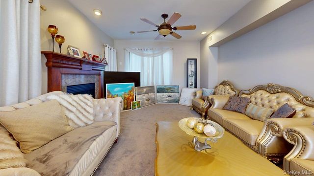 16 Wildwood Lane, Smithtown, NY 11787